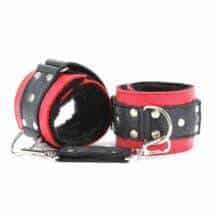 Наручники с мехом и заклепками BDSM Арсенал, красно-черные. Нет в наличии Наручники с мехом и заклепками BDSM Арсенал, красно-черные