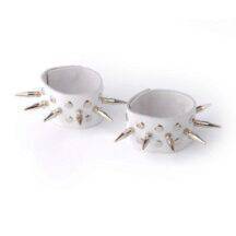 Напульсники кожаные белые с шипами и заклепками СК-Визит. Нет в наличии Напульсники кожаные белые с шипами и заклепками СК-Визит